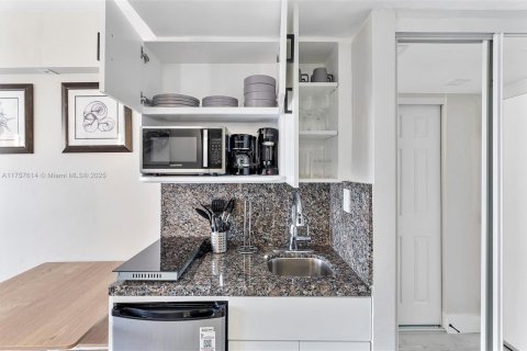 Купить кондоминиум в Санни-Айлс-Бич, Флорида 33.44м2, № 1960851 - фото 5