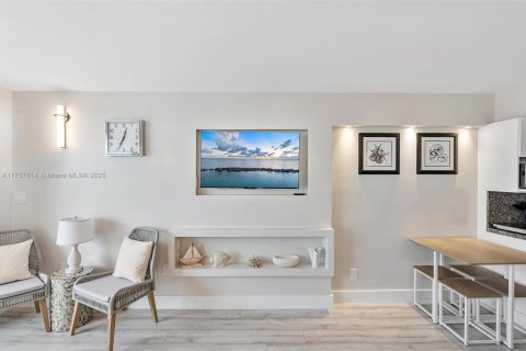 Купить кондоминиум в Санни-Айлс-Бич, Флорида 33.44м2, № 1960851 - фото 2