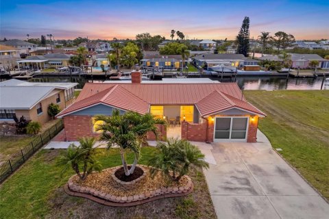 House in Hudson, Florida 2 bedrooms, 167.41 sq.m. № 2145550
