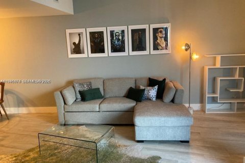 Condo in Miami, Florida, 1 bedroom  № 2001500 - photo 2