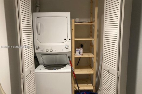 Condo in Miami, Florida, 1 bedroom  № 2001500 - photo 8