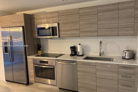 Condo in Miami, Florida, 1 bedroom  № 2001500 - photo 5