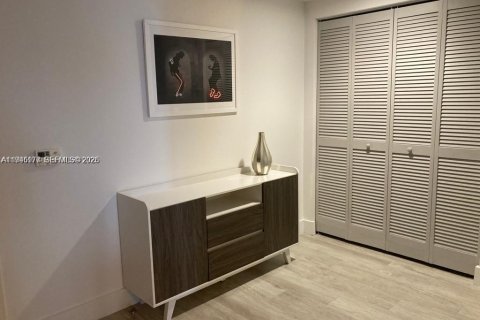 Condo in Miami, Florida, 1 bedroom  № 2001500 - photo 6