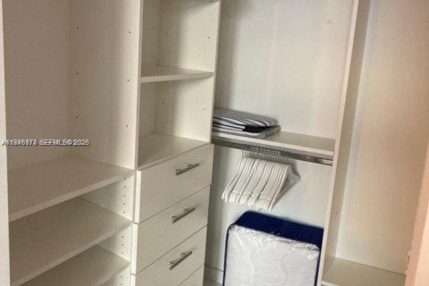 Condo in Miami, Florida, 1 bedroom  № 2001500 - photo 13