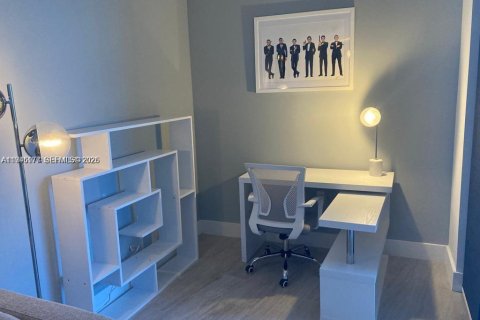 Condo in Miami, Florida, 1 bedroom  № 2001500 - photo 3