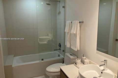 Condo in Miami, Florida, 1 bedroom  № 2001500 - photo 12