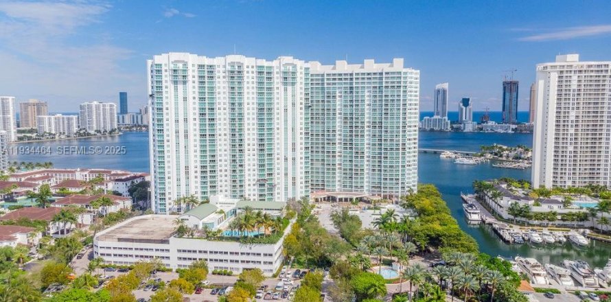 Кондоминиум с 3 спальнями в Авентура, Флорида № 1994406