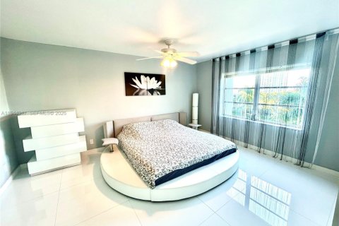 Купить кондоминиум в Халландейл-Бич, Флорида 2 спальни, 106.84м2, № 2000909 - фото 15