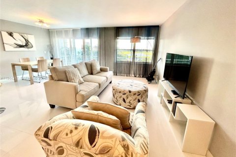 Купить кондоминиум в Халландейл-Бич, Флорида 2 спальни, 106.84м2, № 2000909 - фото 2