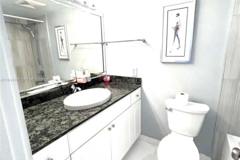 Купить кондоминиум в Халландейл-Бич, Флорида 2 спальни, 106.84м2, № 2000909 - фото 14