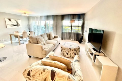 Купить кондоминиум в Халландейл-Бич, Флорида 2 спальни, 106.84м2, № 2000909 - фото 6