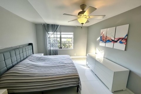 Купить кондоминиум в Халландейл-Бич, Флорида 2 спальни, 106.84м2, № 2000909 - фото 11