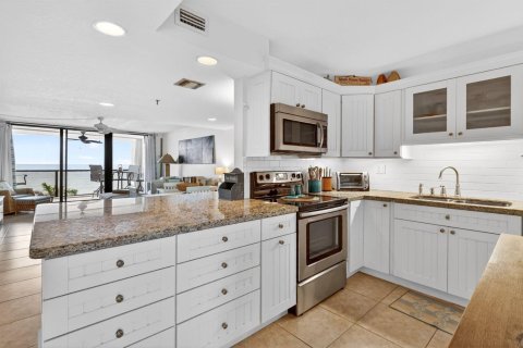 Condo in Hutchinson Island South, Florida, 2 bedrooms № 2147101 - photo 11