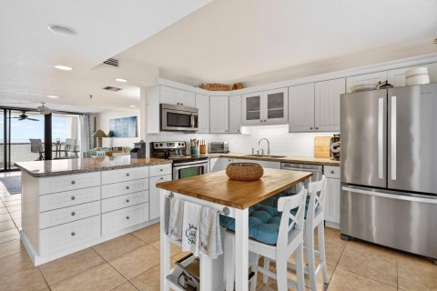 Condo in Hutchinson Island South, Florida, 2 bedrooms № 2147101 - photo 13