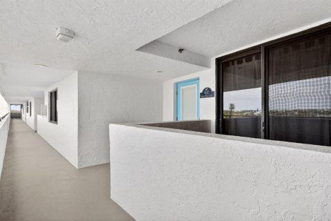Condo in Hutchinson Island South, Florida, 2 bedrooms № 2147101 - photo 8