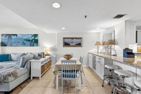 Condo in Hutchinson Island South, Florida, 2 bedrooms № 2147101 - photo 17