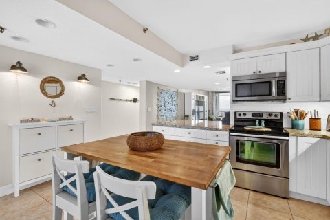 Condo in Hutchinson Island South, Florida, 2 bedrooms № 2147101 - photo 14