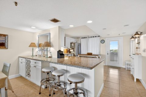Condo in Hutchinson Island South, Florida, 2 bedrooms № 2147101 - photo 15