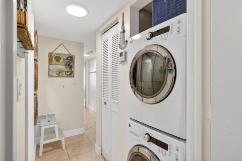 Condo in Hutchinson Island South, Florida, 2 bedrooms № 2147101 - photo 29