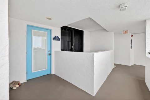 Condo in Hutchinson Island South, Florida, 2 bedrooms № 2147101 - photo 9