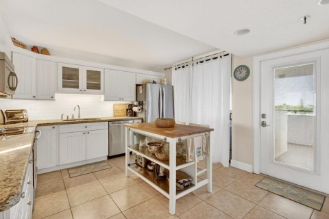 Condo in Hutchinson Island South, Florida, 2 bedrooms № 2147101 - photo 12