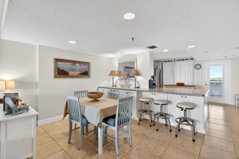 Condo in Hutchinson Island South, Florida, 2 bedrooms № 2147101 - photo 16