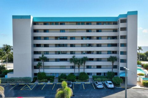 Condo in Hutchinson Island South, Florida, 2 bedrooms № 2147101 - photo 6