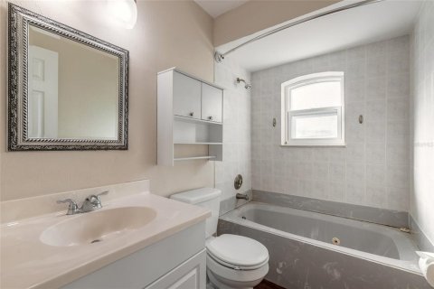 House in Port Orange, Florida 3 bedrooms, 189.71 sq.m. № 2122958 - photo 11