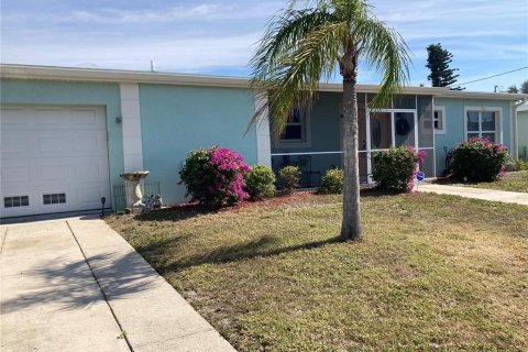 House in Port Charlotte, Florida 2 bedrooms, 159.05 sq.m. № 1894874 - photo 1