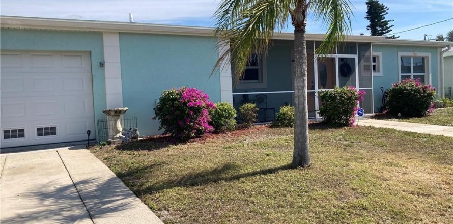House in Port Charlotte, Florida 2 bedrooms, 159.05 sq.m. № 1894874
