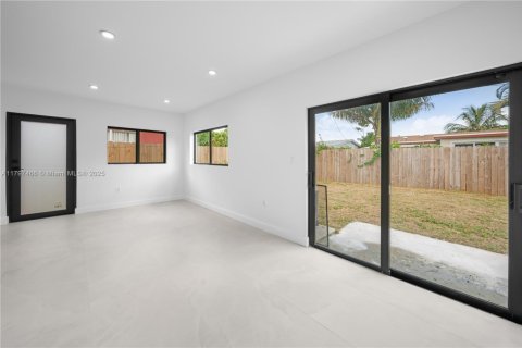 House in Miramar, Florida 3 bedrooms, 164.34 sq.m. № 1748563 - photo 15