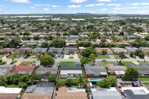 House in Miramar, Florida 3 bedrooms, 164.34 sq.m. № 1748563 - photo 4