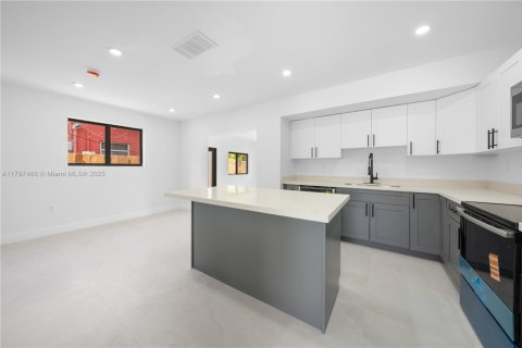 House in Miramar, Florida 3 bedrooms, 164.34 sq.m. № 1748563 - photo 12