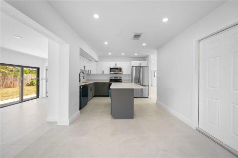 House in Miramar, Florida 3 bedrooms, 164.34 sq.m. № 1748563 - photo 10