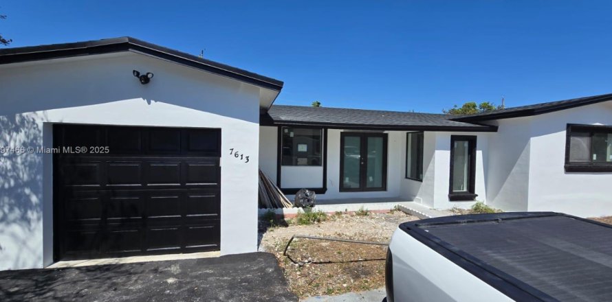 House in Miramar, Florida 3 bedrooms, 164.34 sq.m. № 1748563