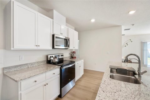 House in Davenport, Florida 5 bedrooms, 234.3 sq.m. № 2197443 - photo 25