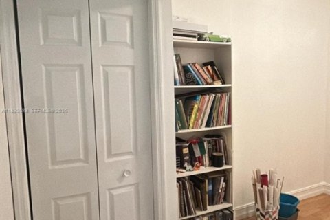 Condo in Hialeah, Florida, 2 bedrooms № 2060090 - photo 14