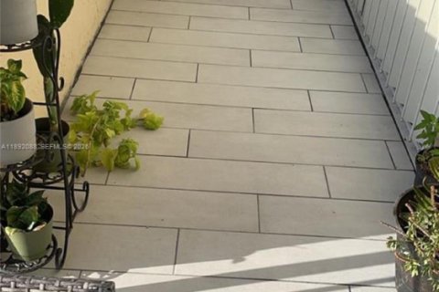 Condo in Hialeah, Florida, 2 bedrooms № 2060090 - photo 15