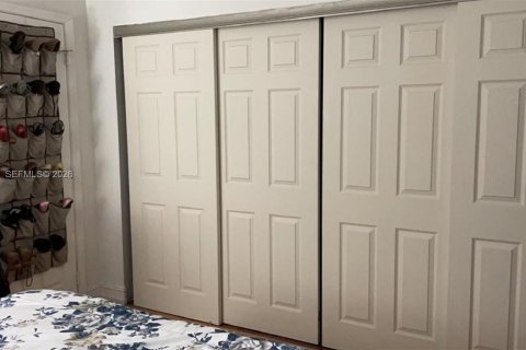 Condo in Hialeah, Florida, 2 bedrooms № 2060090 - photo 11