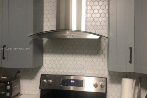 Condo in Hialeah, Florida, 2 bedrooms № 2060090 - photo 5