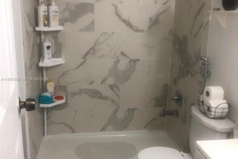 Condo in Hialeah, Florida, 2 bedrooms № 2060090 - photo 8