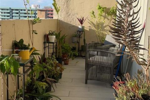 Condo in Hialeah, Florida, 2 bedrooms № 2060090 - photo 16