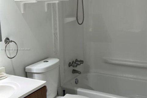 Condo in Hialeah, Florida, 2 bedrooms № 2060090 - photo 12