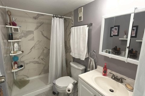 Condo in Hialeah, Florida, 2 bedrooms № 2060090 - photo 9