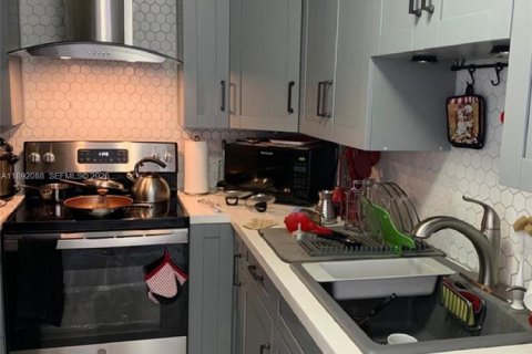 Condo in Hialeah, Florida, 2 bedrooms № 2060090 - photo 4