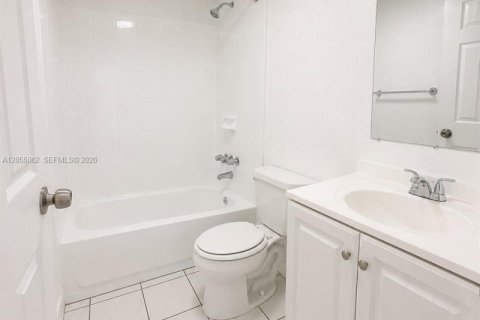 Condo in Hialeah, Florida, 2 bedrooms  № 2186408 - photo 9
