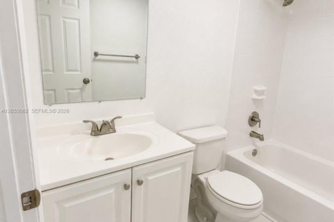 Condo in Hialeah, Florida, 2 bedrooms  № 2186408 - photo 5
