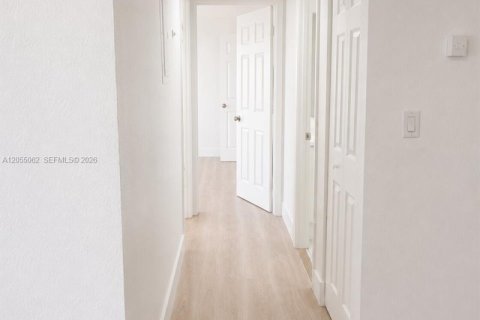Condo in Hialeah, Florida, 2 bedrooms  № 2186408 - photo 4
