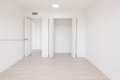 Condo in Hialeah, Florida, 2 bedrooms  № 2186408 - photo 7