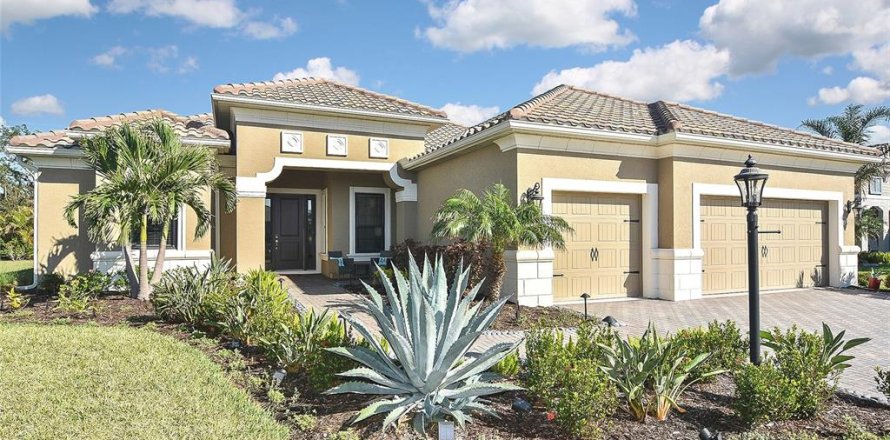 House in Englewood, Florida 3 bedrooms, 251.11 sq.m. № 1916277